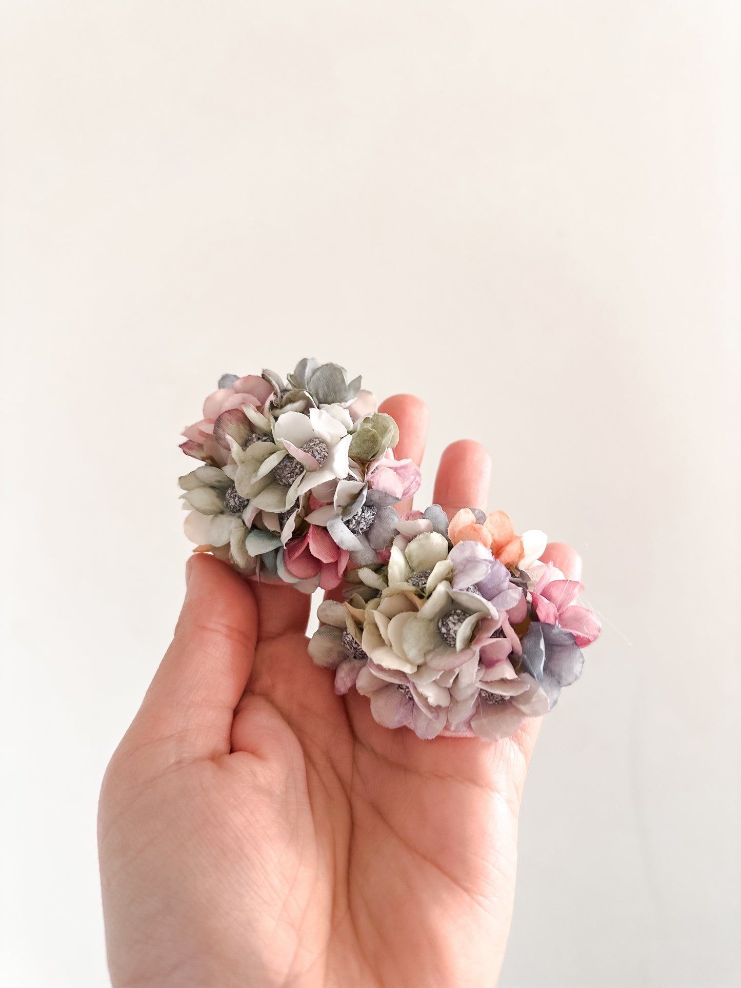 Flower cluster clips