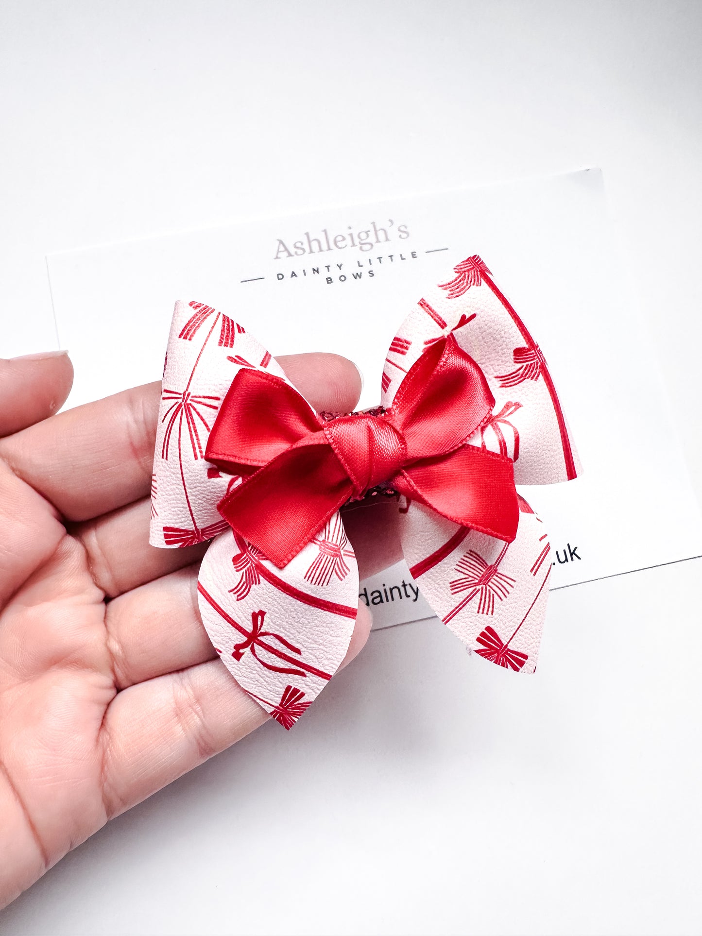 Red bow pinch