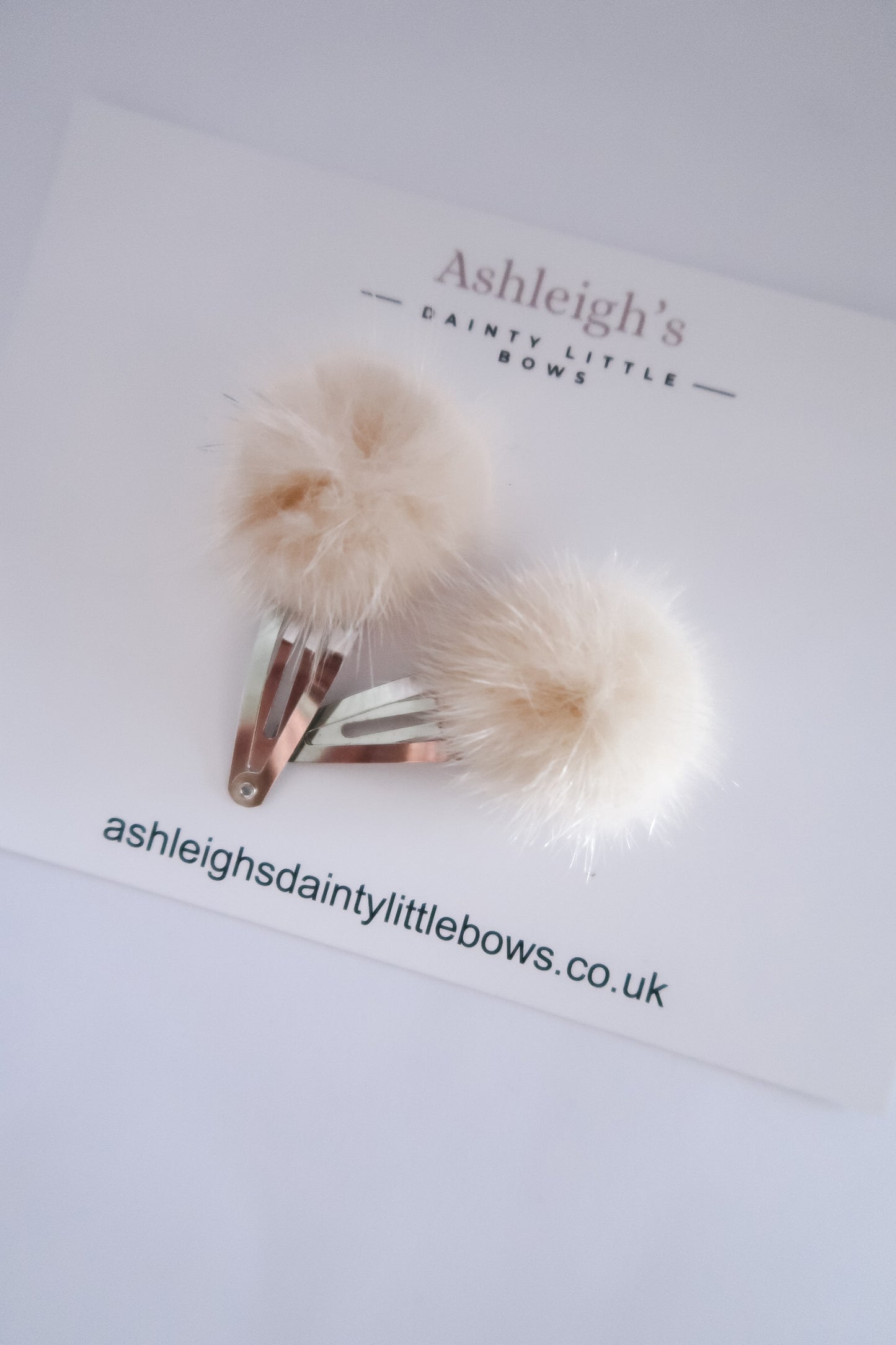 Cream Pom snap