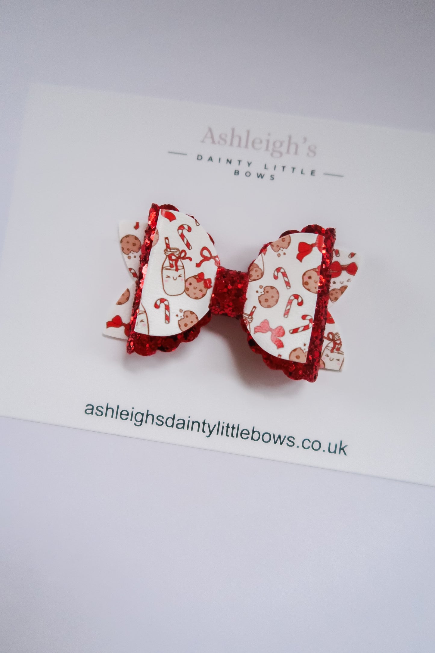 Scalloped cookies bow