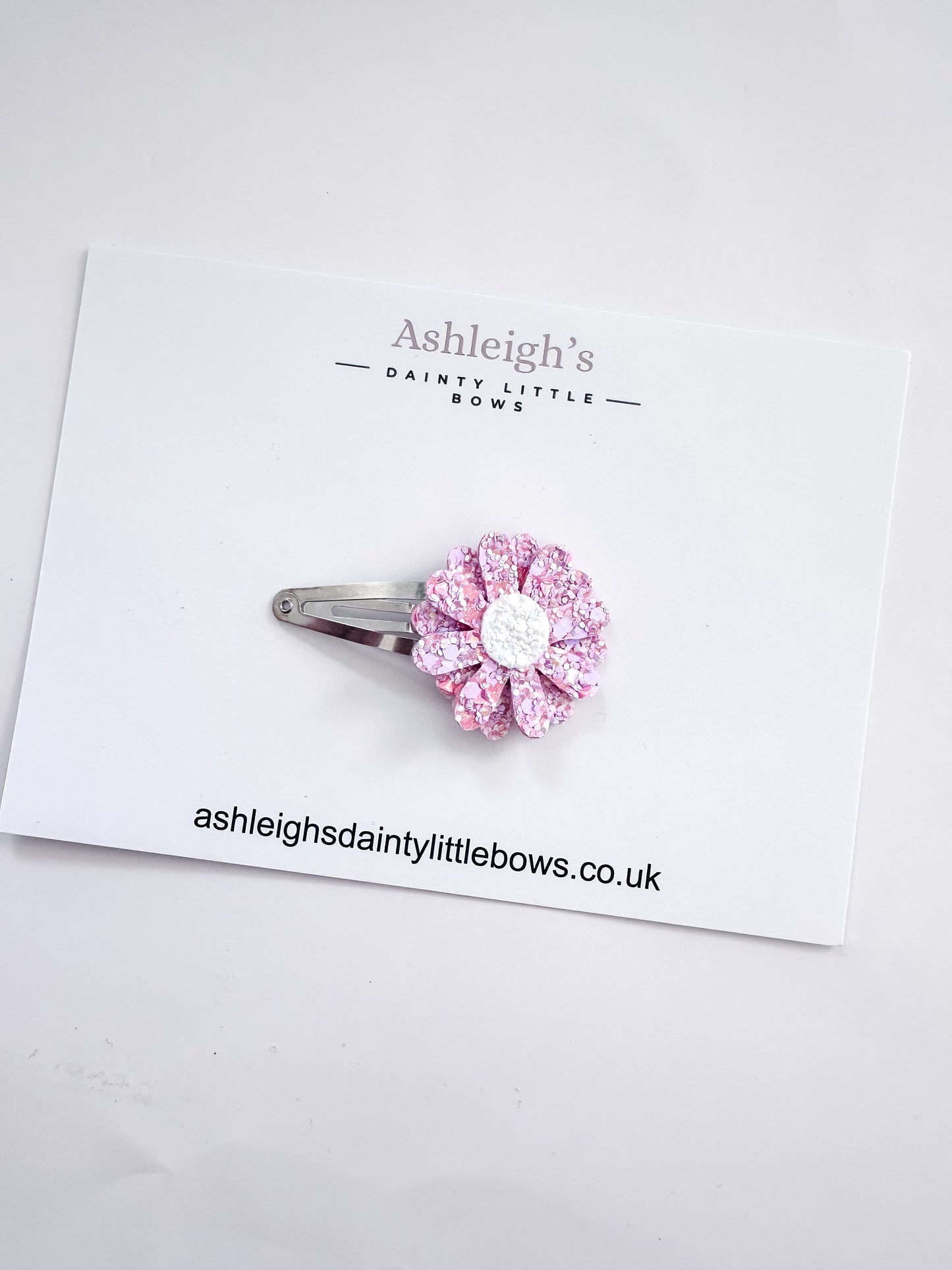 Glittery daisy snap