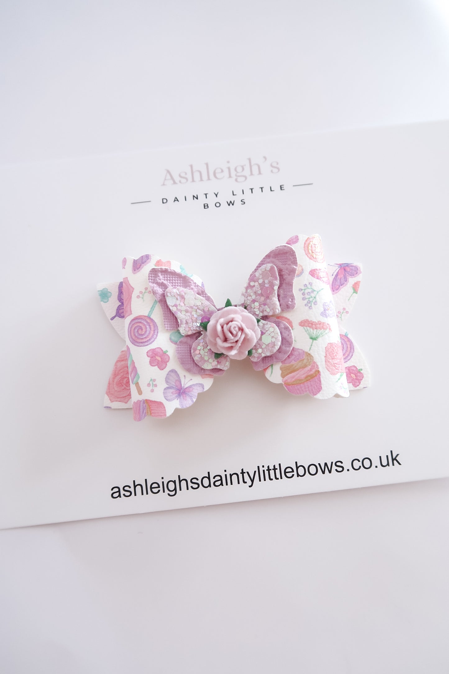 Butterfly scalloped bow