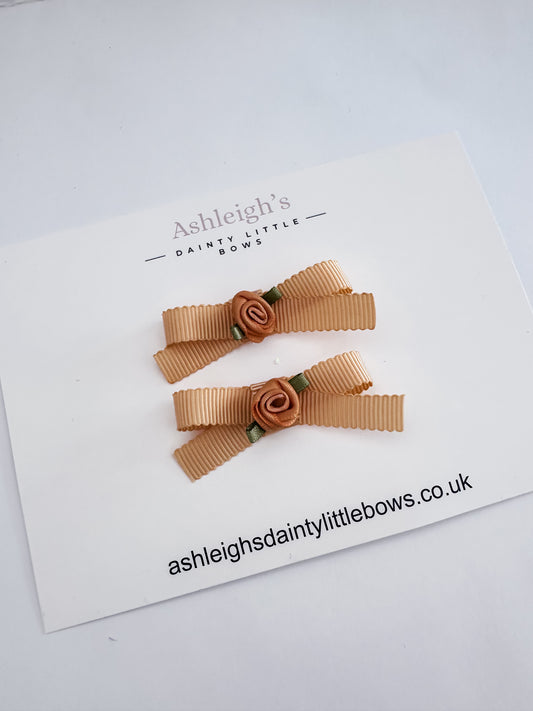 Beige rose bud bow