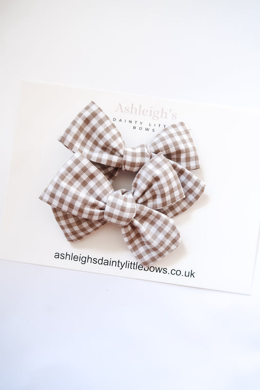 Beige handtied bow