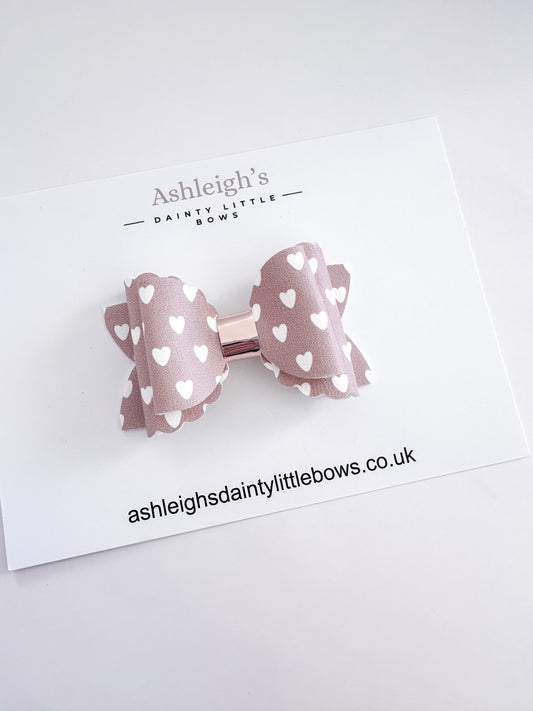 Scalloped heart bow