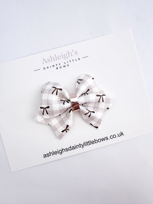 Beige bow hali