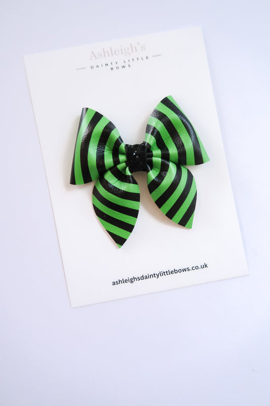 Witchy socks pinch bow