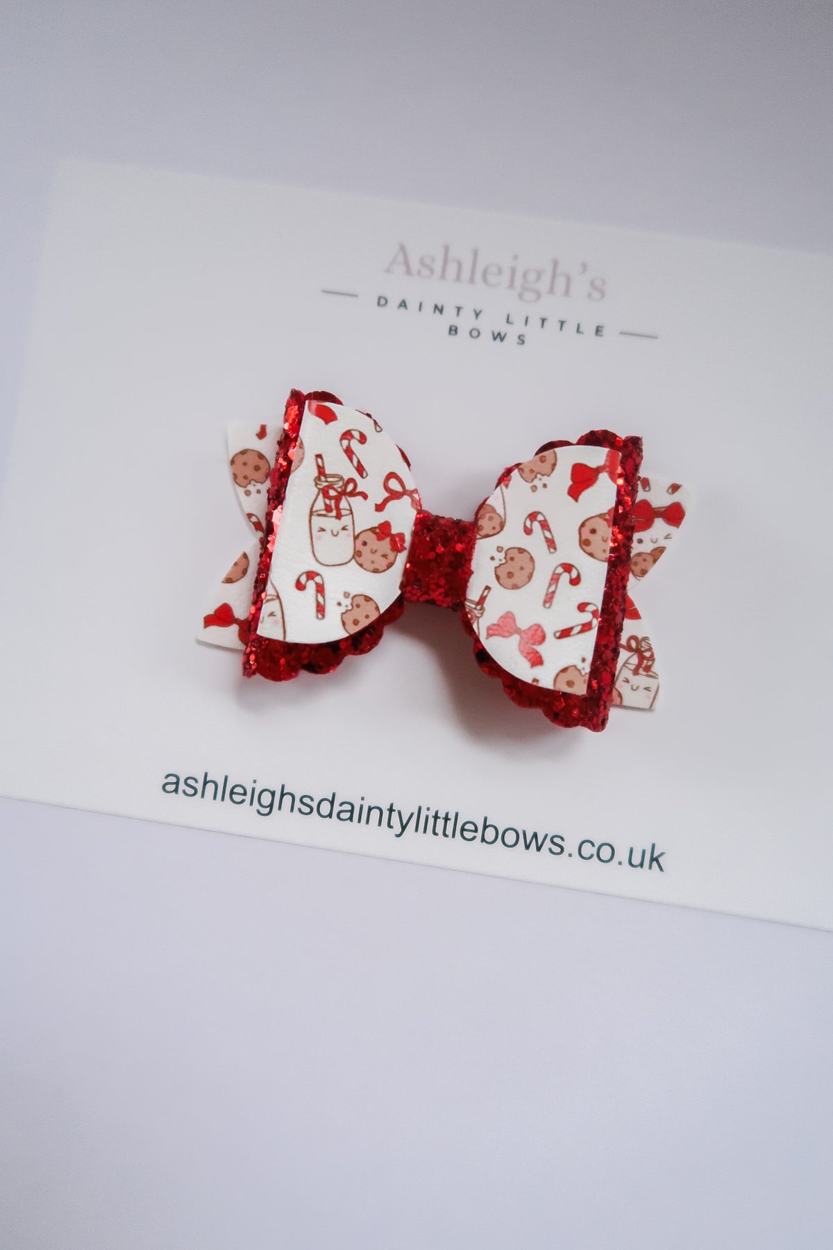 Scalloped cookies bow