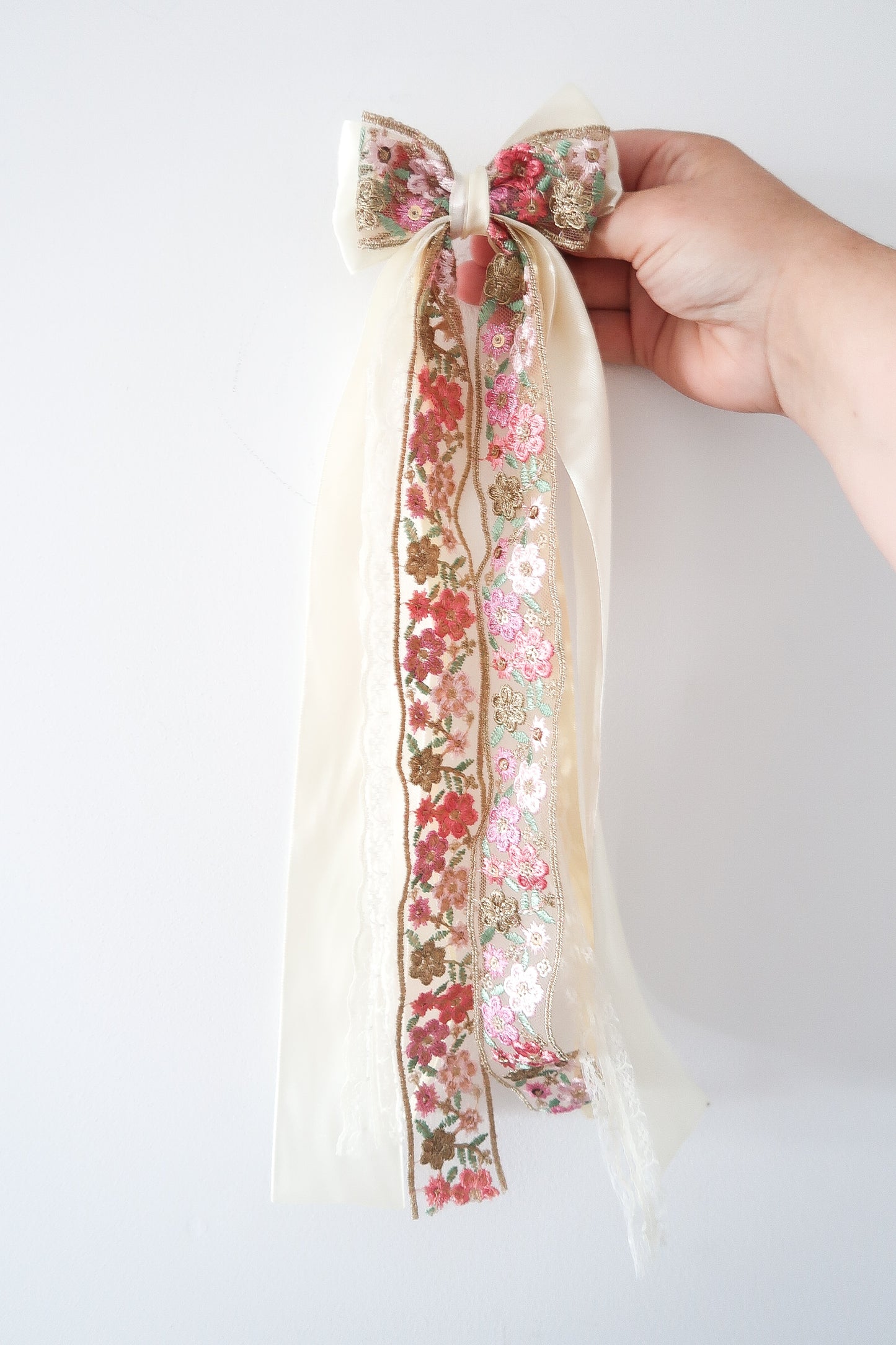Cream flowers messy bow