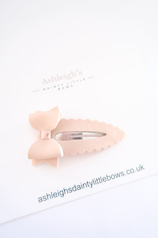 Light beige bow snap