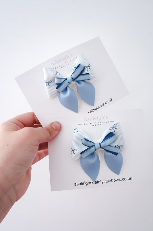 Baby blue medium pinch bow