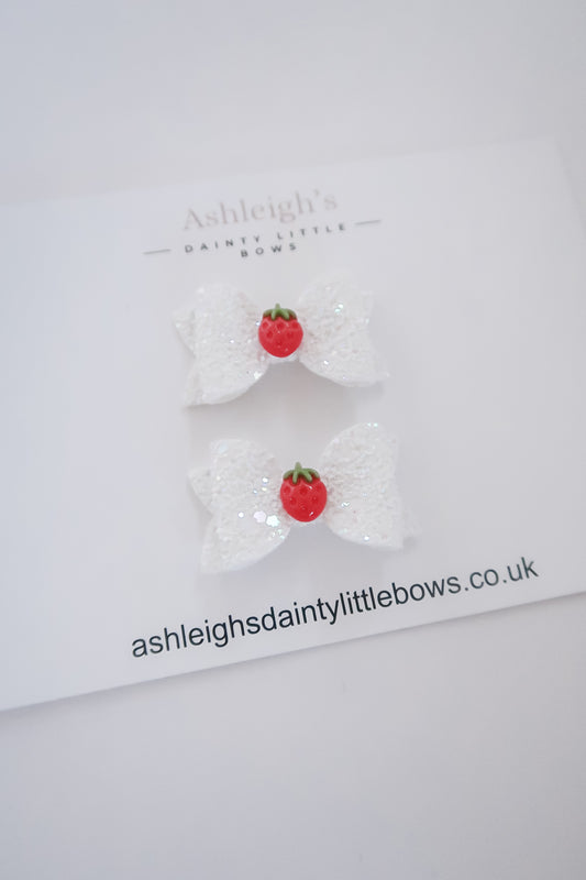 White strawberry button bow