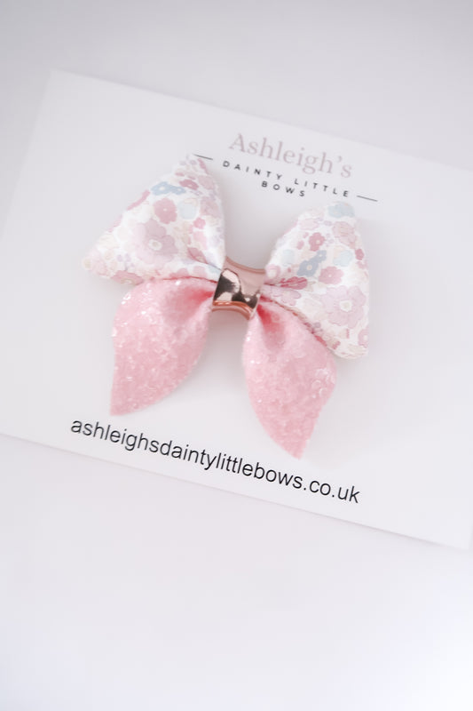 Scalloped pinch bow pink
