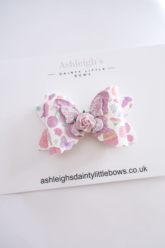 Butterfly scalloped bow
