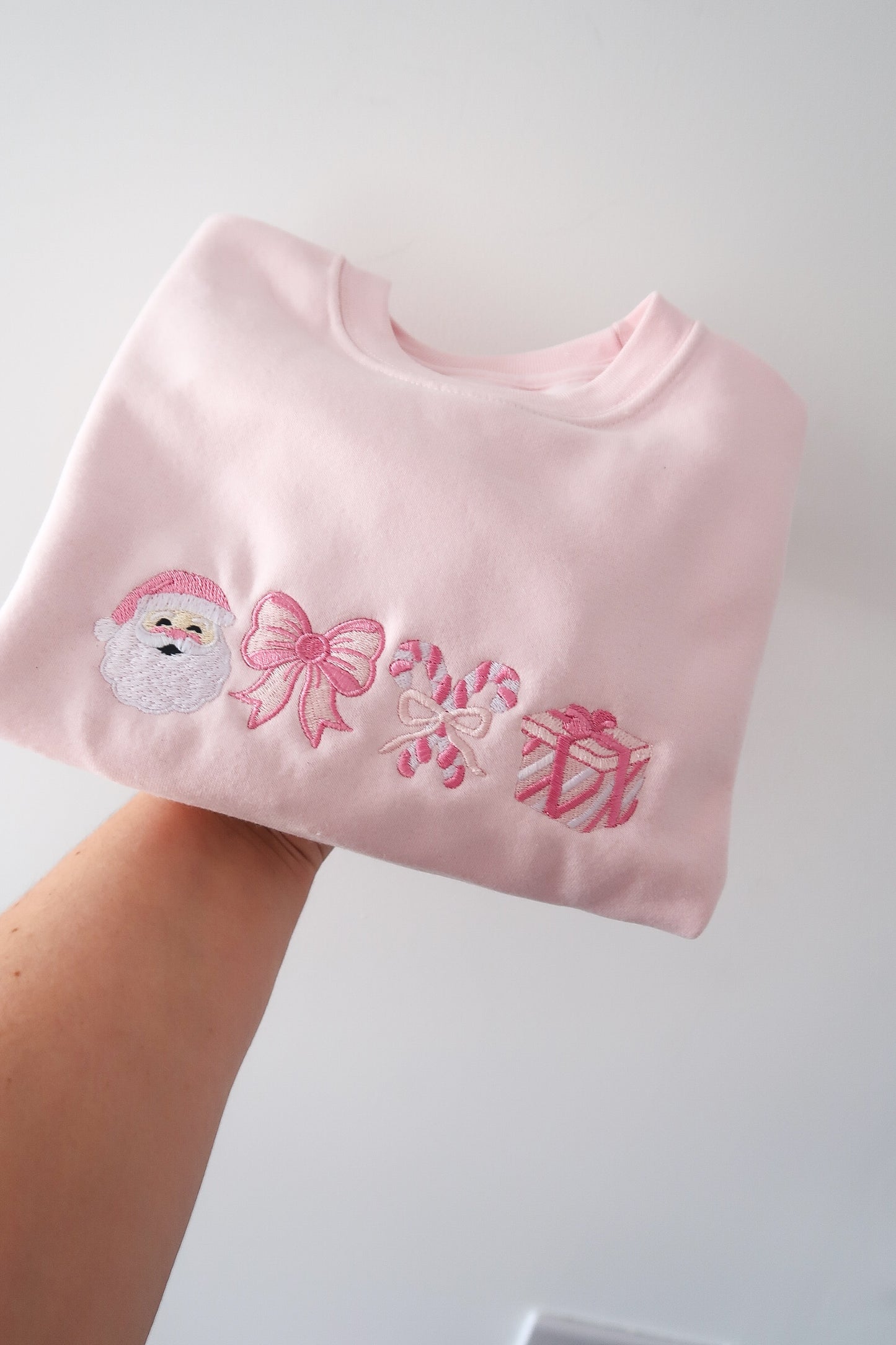 Pinkmas sweater/tshirt slots