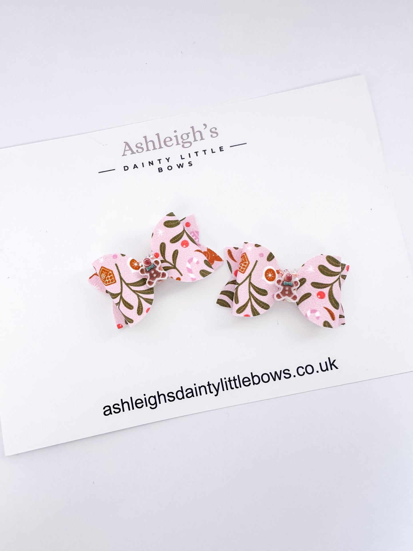 Dainty gingerbread bow