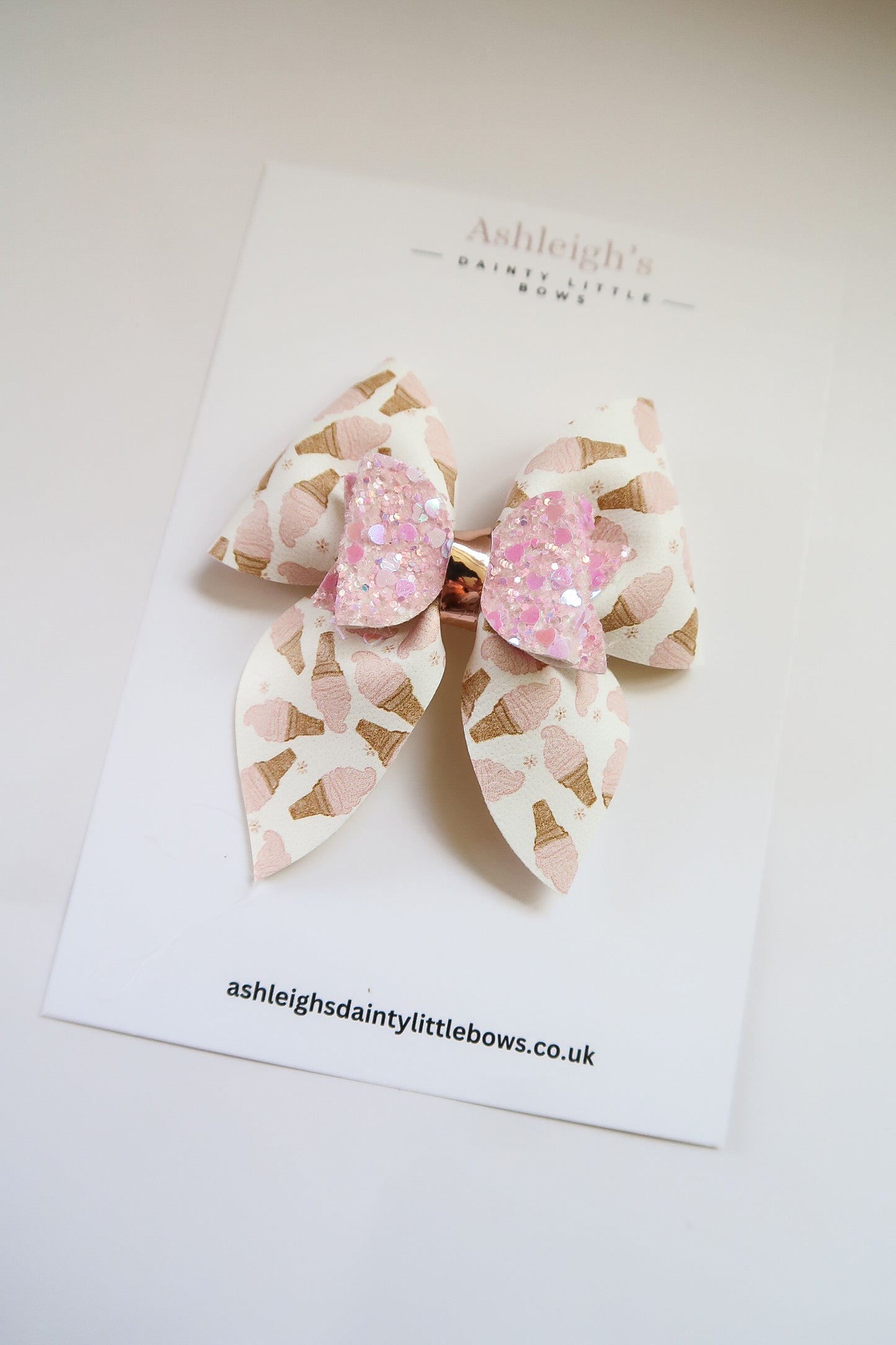Ice cream medium pinch bow