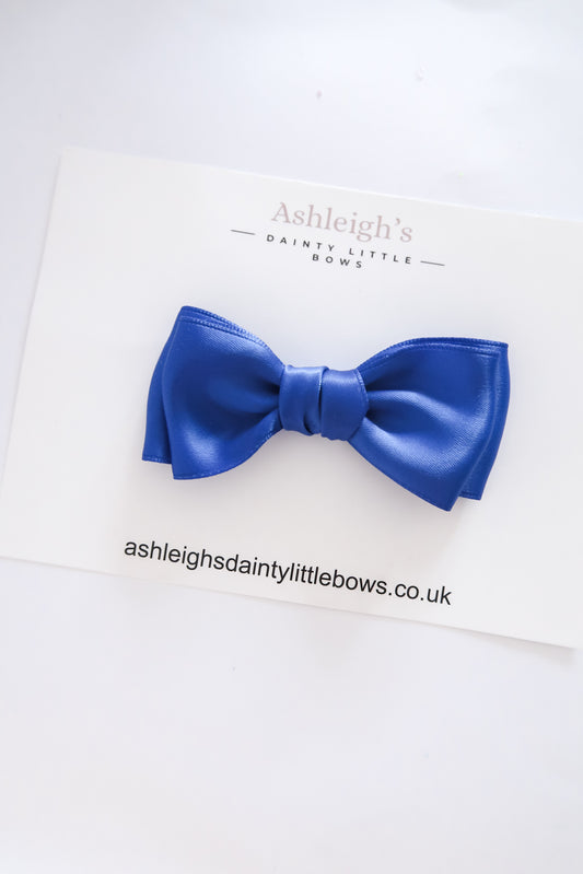 Pinch twist school bow