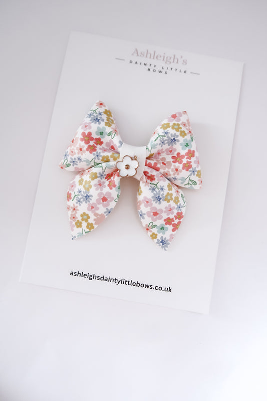 Sunshine Scalloped pinch bow