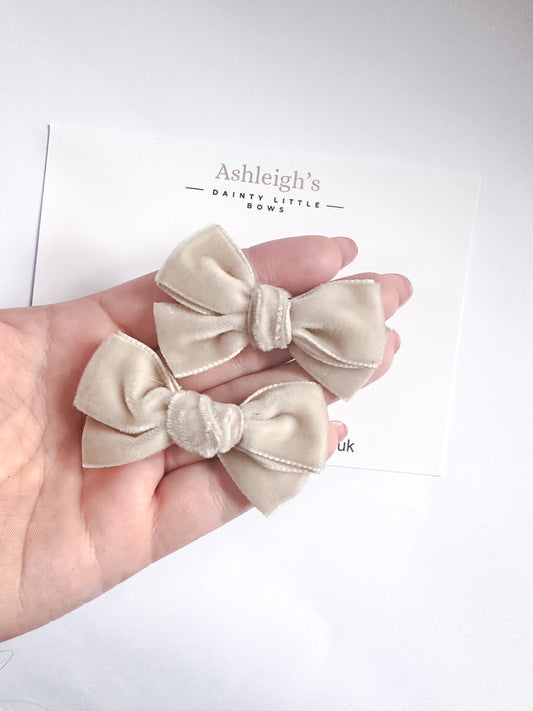 Beige velvet mini bow