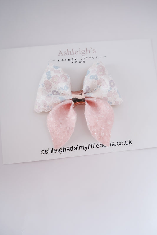 Scalloped pinch bow peachy