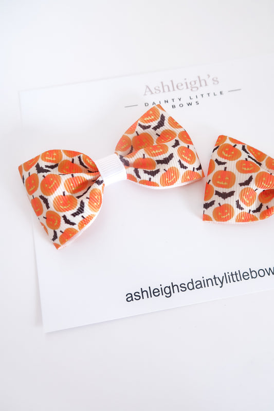 Classic pinch pumpkin bow