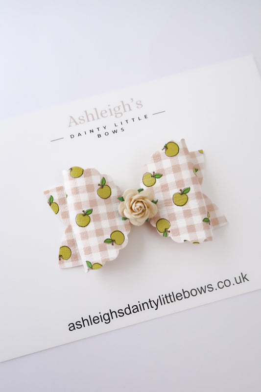 Apple pie scalloped bow