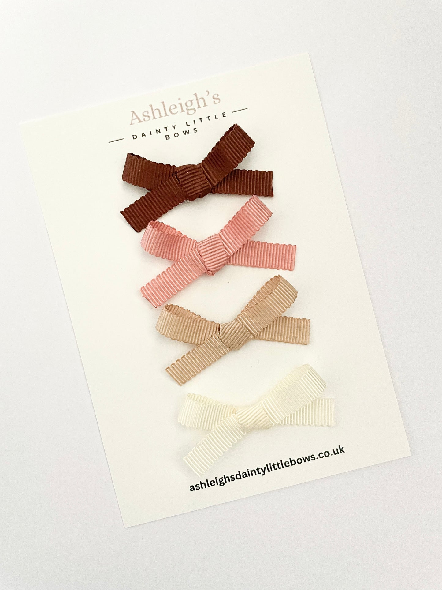 Mini scalloped ribbon bow